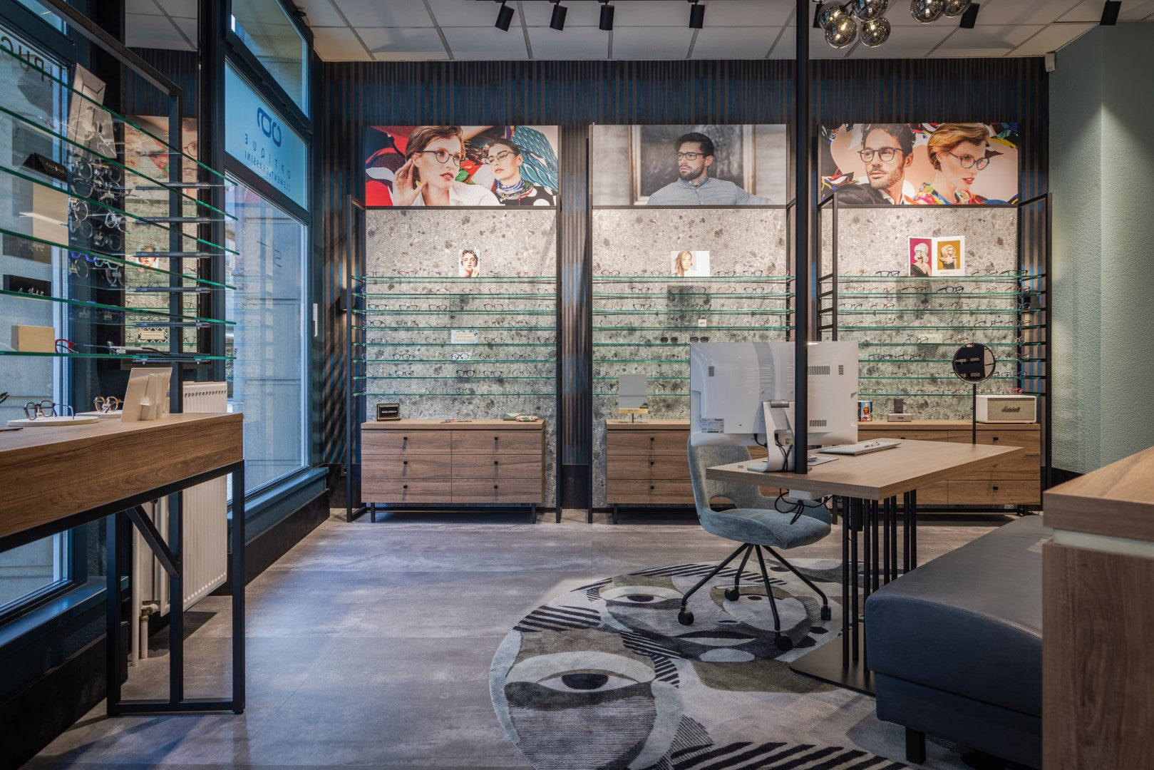Winkelinrichting opticien met optiek presentaties