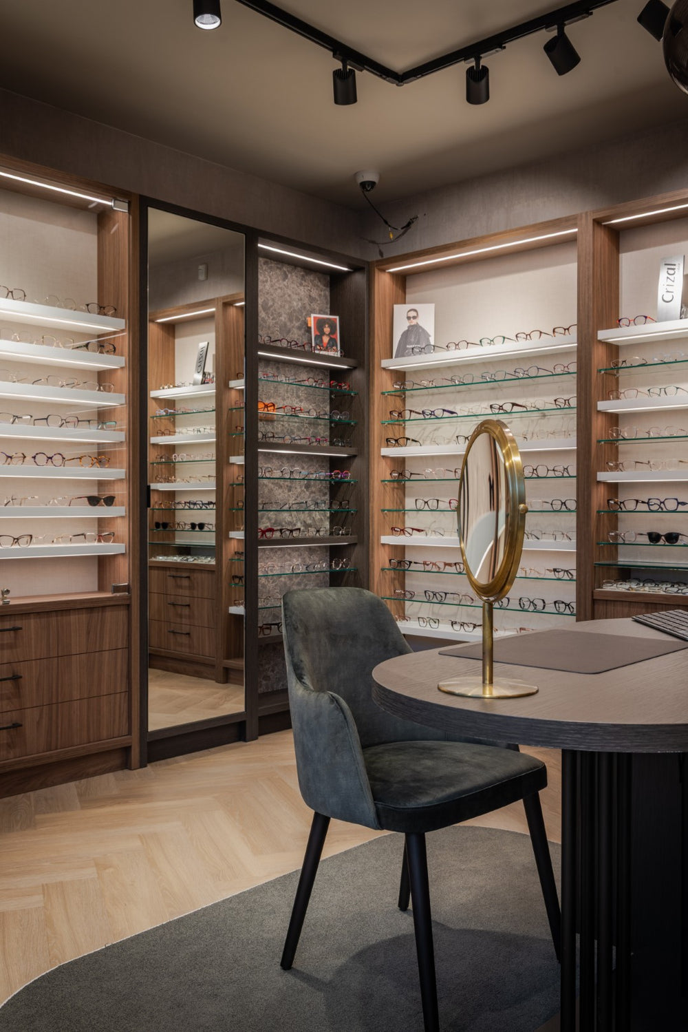 Kirstenbosch A 800 | Elegance | Glasses presentation with glass shelves & display case
