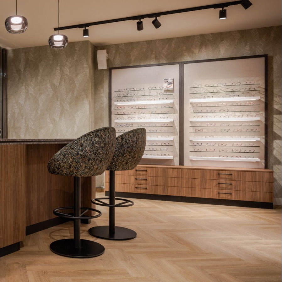 Cagliari H 1200 | Arcades | Wall panel with glass shelves and illuminated shelves