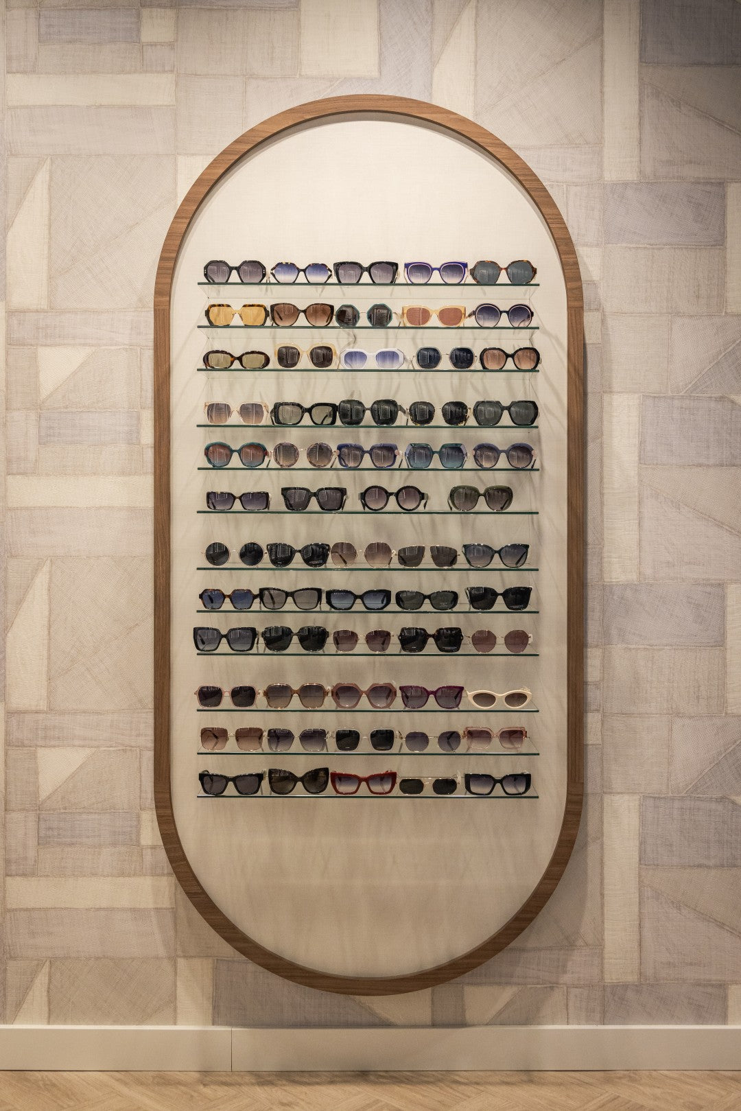Parma C 1000 | Arcades | Wall panel with glass shelving