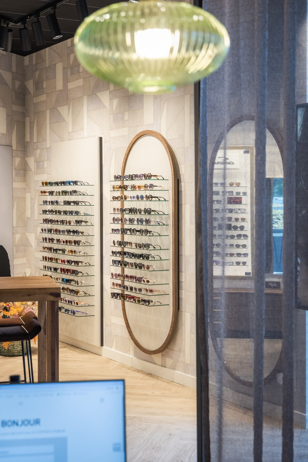 Parma C 1000 | Arcades | Wall panel with glass shelving